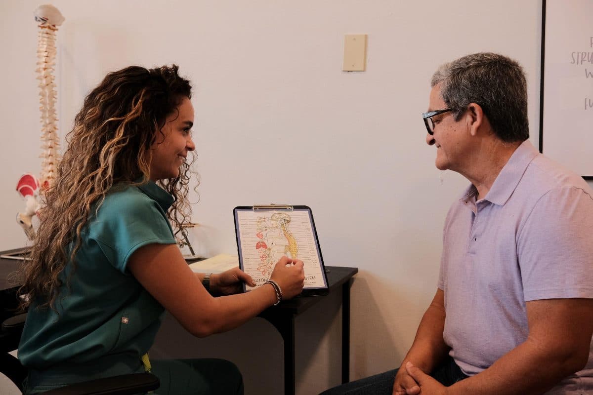 Doctora quiropráctica atendiendo a un paciente